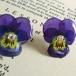 ちょっとちっちゃなビオラ押し花　シンプルポストピアス　紫×黄色