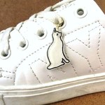 送料無料 シューズアクセサリー ホワイトキャット 右向き