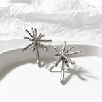 ◎アレルギー対応◎ フレークシルバーピアス　シルバーアクセサリー　シンプルピアス　雪　花火　樹脂イヤリング・樹脂ポスト変更可　ラッピング無料　ギフト　ニュアンス　ボリューム　大ぶり　ペア　クリスマス