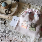R4刺繍 リネン巾着　女の子とくま　グレイッシュピンク