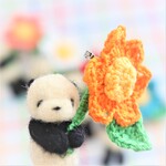 パンダと春のお花ブローチ（オレンジ）