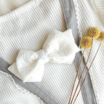 🌟蝶ような可愛いリボンの肩紐クリップ🌟ふんわりパピヨンリボン(刺繍生地《プルメリア》）