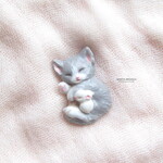 眠る子猫と子ウサギ　陶土ブローチ 