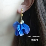 【お客様感謝sale】花びらゆらゆらアクセサリー(青色)＊＊金具6種類（フックピアス、直付けピアス、ねじバネイヤリング、リングイヤリング、樹脂ピアス、チタンピアス可）