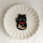 【猫の日特設ページ掲載】黒い招き猫のビーズ刺繍ブローチ