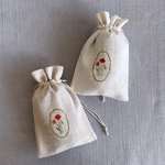 【季節の刺繍：春の花】白　手刺繍巾着バッグ