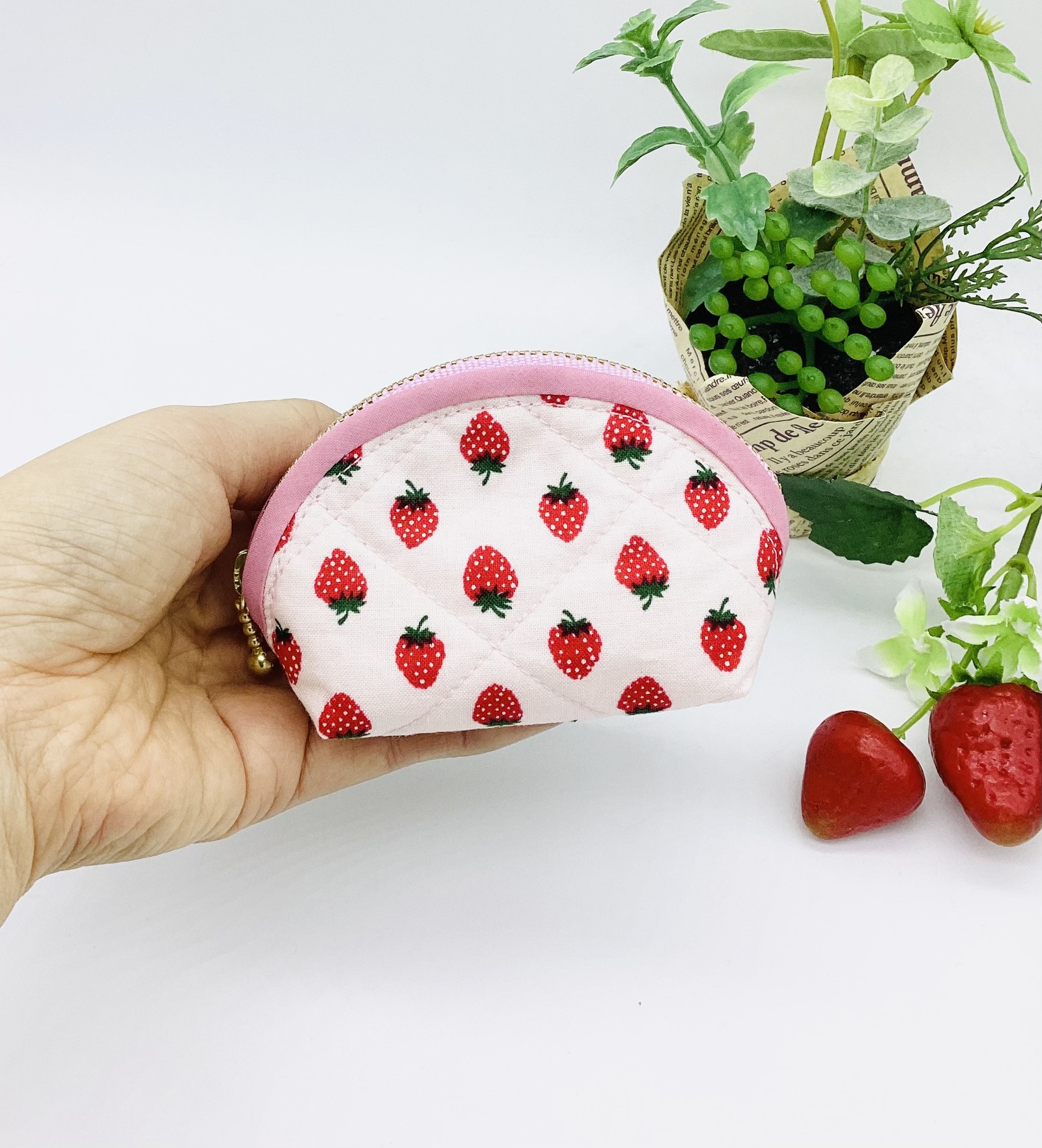 子供用ミニポケットティッシュケース 花柄 いちご柄 ２個セット ハンドメイド 再販3】ポケットティッシュポーチ☆いちご柄&小花（白