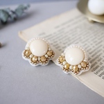 ビーズ刺繍𓍯white・マスタードビーズ刺繍ピアス