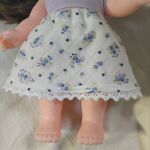お人形（身長25〜26cm）の裾レース付キルティングニットスカート【小花柄ブルー＆白レース】1128002M