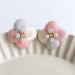 【pukkuri/pink】ころんと可愛い4弁のお花の刺繍ピアス　イヤリング　aicco