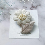 ▷再販   上品に咲く花のカタチ ～くすみホワイトの手刺繍ブローチ～