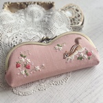 ＊苺とリスさんの手刺繍がま口メガネケース＊(ピンク)
