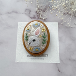 ▷新作 23日21:00～  幸せを運ぶ花とうさぎの手刺繍ブローチ　〜木枠ブローチ〜