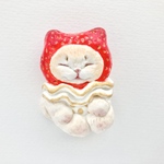 いちごねこブローチ（丸まり）