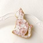 桜咲く白猫 シルエットブローチ ビーズ刺繍 (キーホルダー・バッグチャーム・ブローチ)ピンク　花　猫のシルエット 春