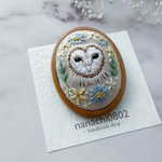 ▷新作 23日 21:00～ 幸福が舞い込むメンフクロウとお花の手刺繍ブローチ　〜木枠ブローチ〜