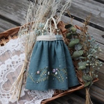 バラ刺繍のエプロンワンピース