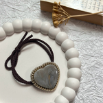 ★２月の新作★フラットハートとビーズ刺繍のヘアゴム/バレンタイン・ホワイトデーのプレゼントにも🎁/グレー