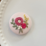 刺繍くるみボタン（ヘアゴム/ブローチ）