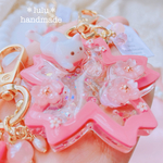 【ꫛꫀꪝ✧‧˚】猫ちゃんの桜咲くキーホルダー　ハンドメイドレジン　キーホルダー　ハンドメイドキーホルダー　シャカシャカキーホルダー　シャカシャカ  猫　桜　春
