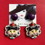 ラスト再販❣️ハチワレ猫のカラフルウッドフラワー×VINTAGEパープルピアス⭐️イヤリング 赤 紫 ハチワレ ハチワレ猫 樹脂粘土 個性的 レトロ アクセサリー 猫 猫モチーフ 猫ピアス 