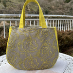 （再販）薔薇柄トートバッグ　春　刺繍生地　ラウンドトートバッグ　カラシ色　帆布生地　ギフト　プレゼント