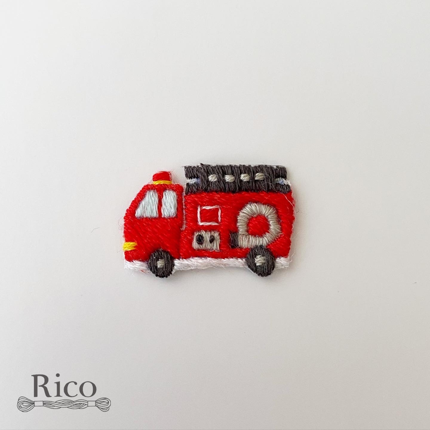 働く車・消防車の手刺繍アイロンワッペン - Rico accessories | minne
