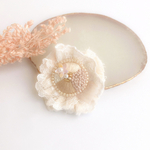 【beige/ブローチ】ふわふわレースのベージュ刺繍ブローチ　aicco