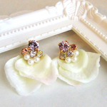 キラキラビジューと花びらのピアス