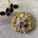 ハーフリネン生地刺繍ブローチ