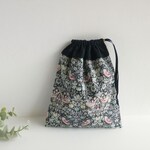 【P様専用ページ】フリルがかわいいきんちゃく袋*リバティStrawberryThiefシルバーグレー×ダークネイビー