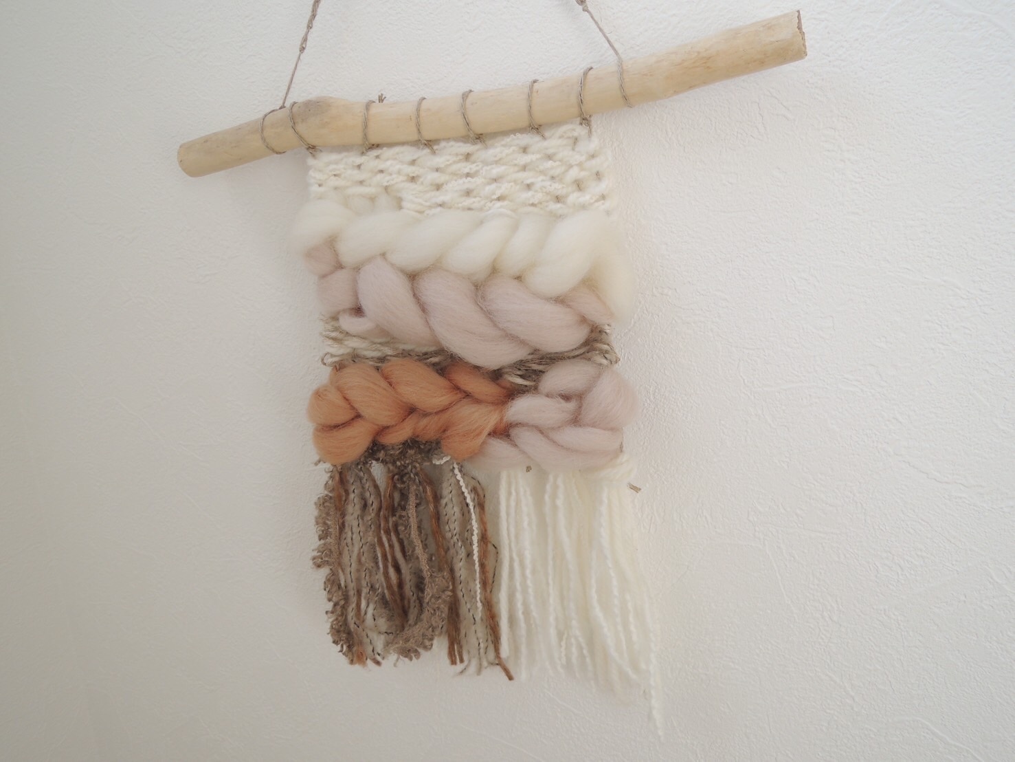 MER［メール］ハンドメイド 羊毛タペストリー ホワイト×ライトブラウン happyウィービングタペストリー - Nature'l GALLERY | minne