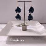 黒花びらの大ぶりピアス/イヤリング