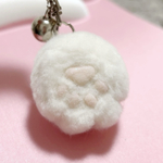 ふわふわ☁️羊毛フェルトの肉球キーホルダー🐾