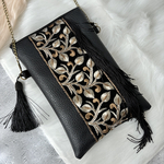 インド刺繍のフェイクレザーショルダー　たっぷりフリンジ bag 縦長　大きめショルダー　大きめサコッシュ