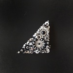 Antique Silver Beads Reunion 三角形のビーズ刺繍ブローチ　