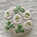 【Clarte クラルテさまオーダー品】コットンリネンと刺繍の白詰草のブローチ