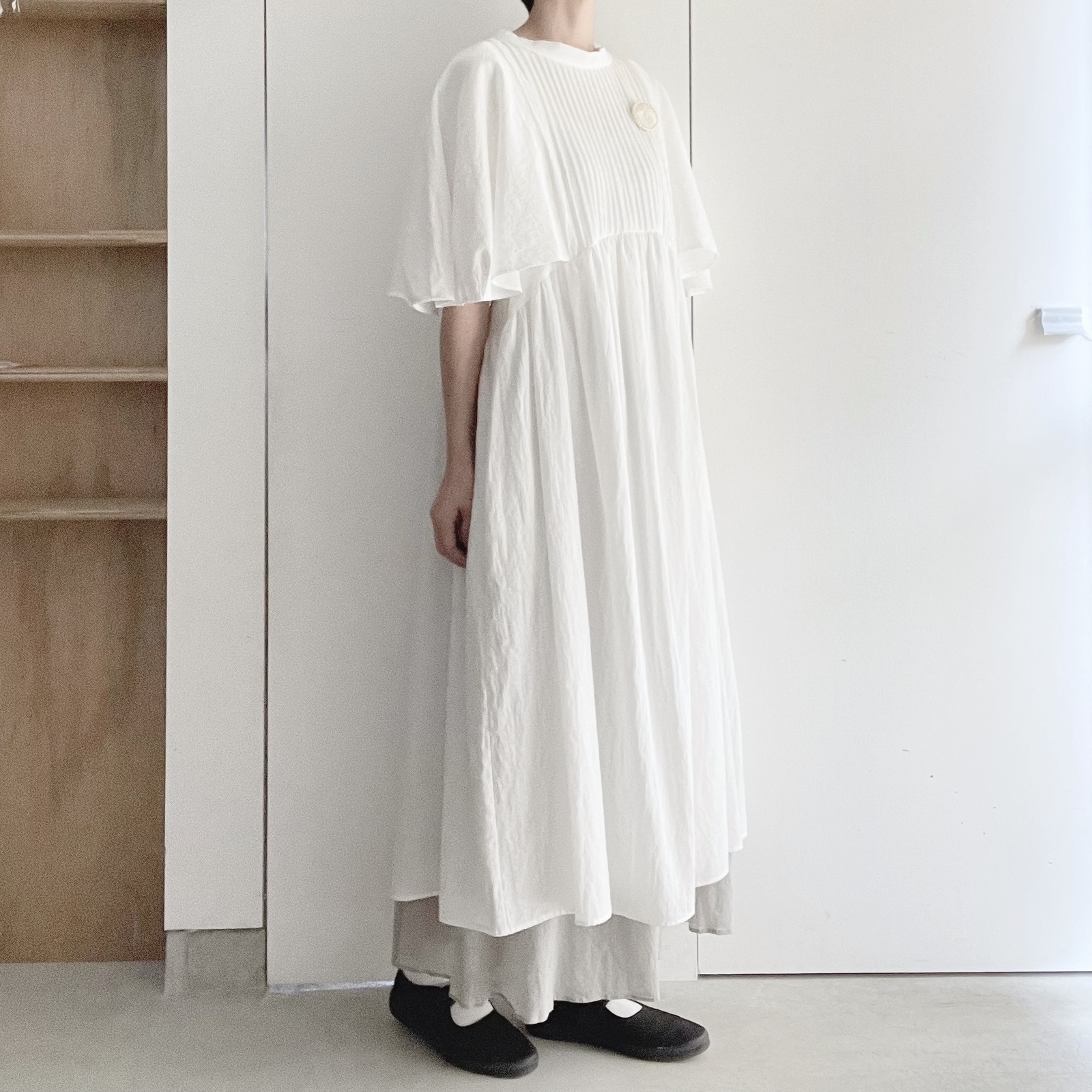 ホワイトワンカラー ラッフルデザインドッキングニットワンピ(デイリーワンピース)｜DRESS