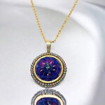 「胸元に、高貴な紫色を。」マザーオブパールとスパンコールの花ネックレス　l-bdzb155n