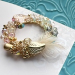 new🌟🪶羽根のブローチ　くすみピンク&グリーンマルチカラー