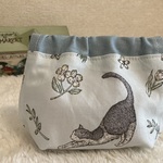 ぷっくりバネポーチ　猫と草花