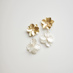 マットゴールド   花びら　パール　大ぶり　フラワー　揺れる　可愛い　モチーフ　お出かけ　個性的　ブライダル　ウェディング　結婚式　卒業式　入学式