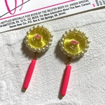 ゆらゆらネオンピンク＊ボタンとビーズ刺繍のピアス/イヤリング