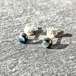【小粒シリーズ】ブルーピーターサイト 4mm SV925 小ぶり ラウンドカボション ポストピアス