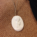 羽根のように軽い、粘土で出来たカメオ風ネックレス