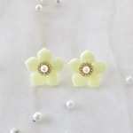 フラワー お花 パール ビジュー ピアス イヤリング アクセサリー 大ぶり 一点物 ポリマークレイ 推し色 推しカラー 推し活 ライトグリーン 黄緑 メロン パステルカラー 半透明