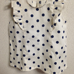 フリルのかわいいブラウス