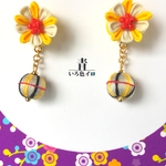 菜の花色の小花と巻玉のピアス