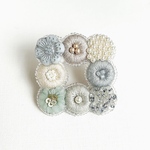 刺繍マシカクリースブローチ（スモーキーブルー）