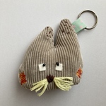 猫のキーホルダー②　バッグチャーム　古着リメイク　コーデュロイ　刺繍　ふわふわ